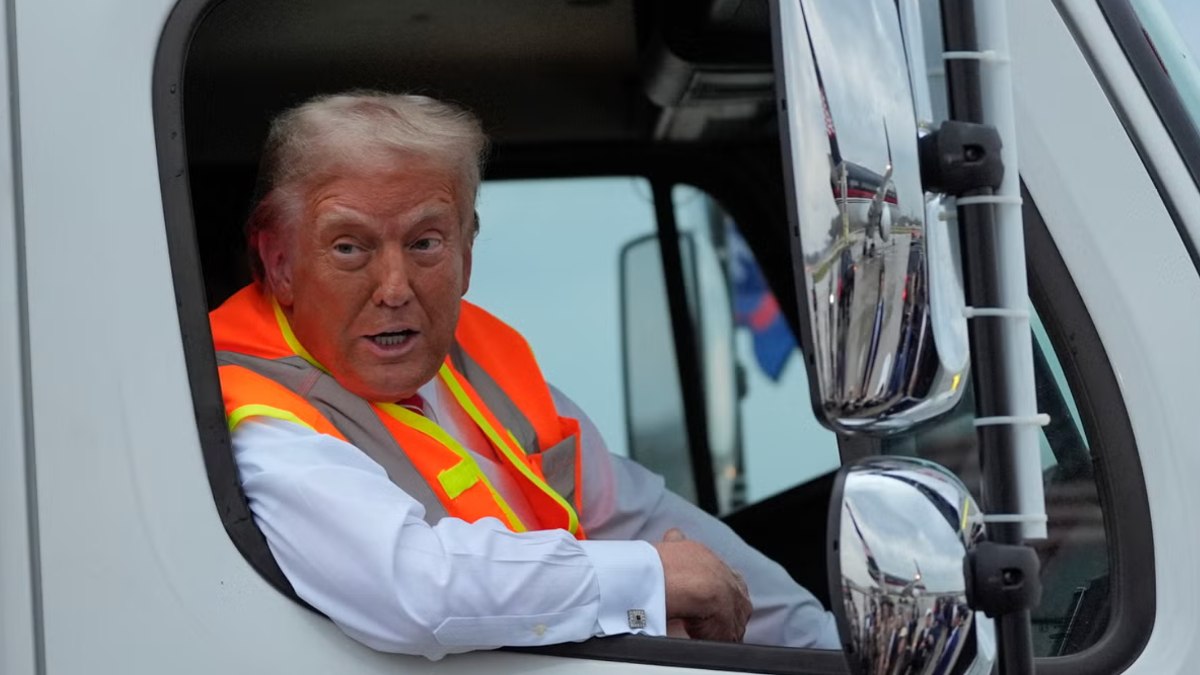 Donald Trump, Joe Biden’ın hakareti üzerine çöp kamyonu sürdü
