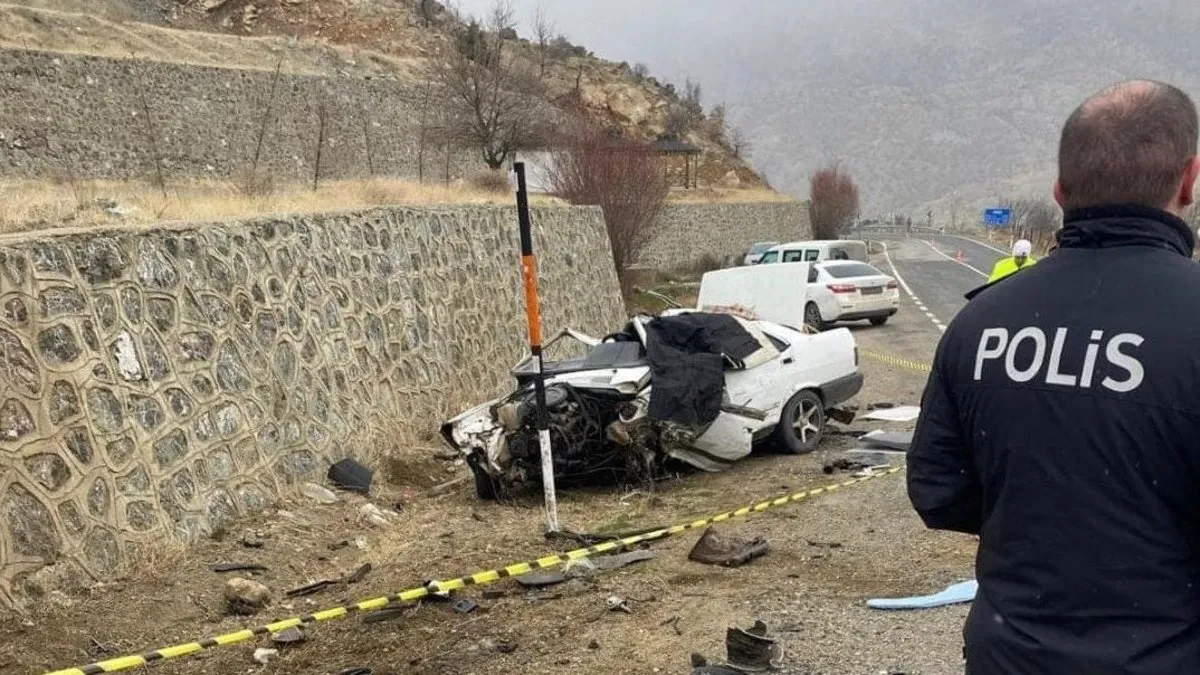 Elazığ’da kontrolden çıkan otomobil duvara çarptı: 1 ölü