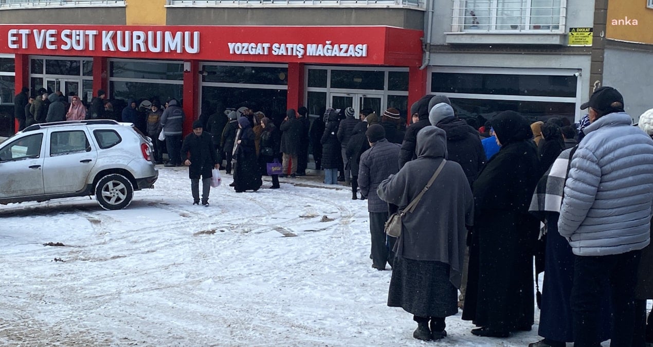 Fotoğraf AKP’nin kalesinden: Ucuz et için saatlerce kar altında beklediler