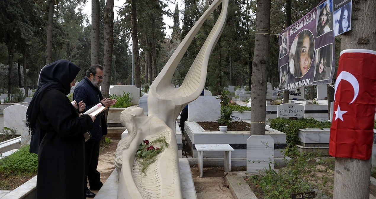 Özgecan Aslan mezarı başında anıldı, annesi isyan etti