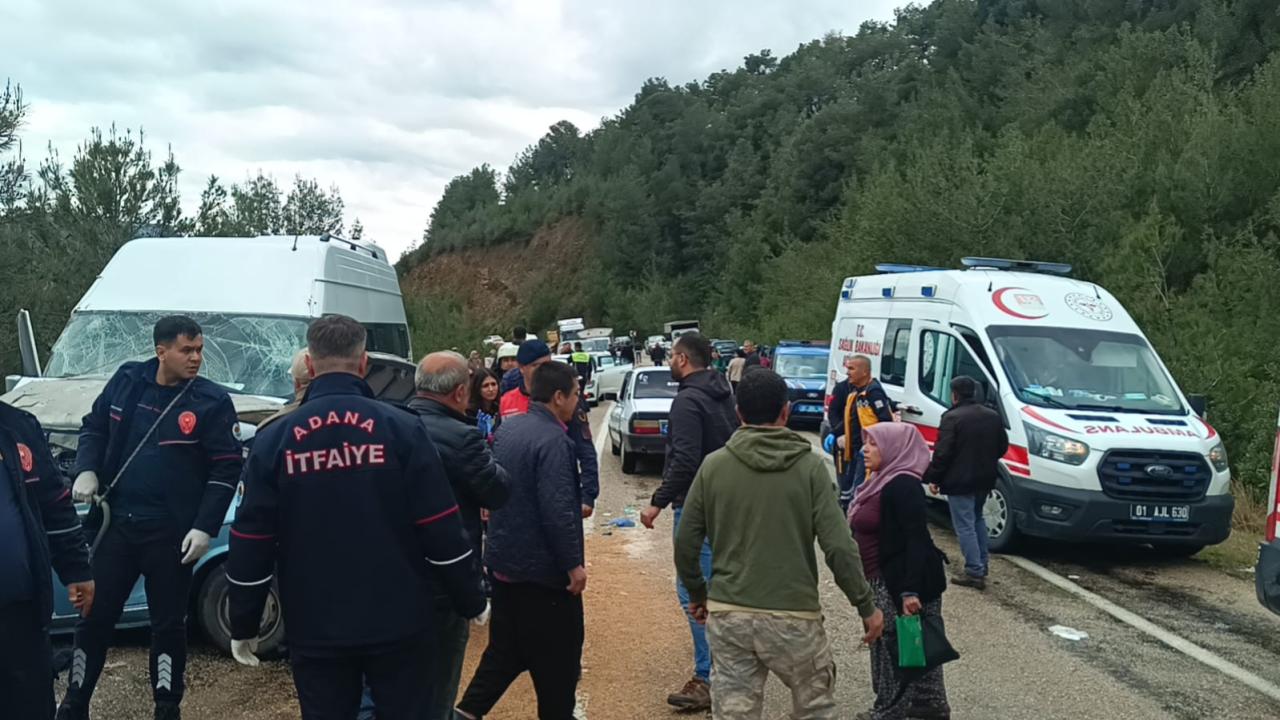 Adana’da otomobil ile minibüs çarpıştı: 5 ölü